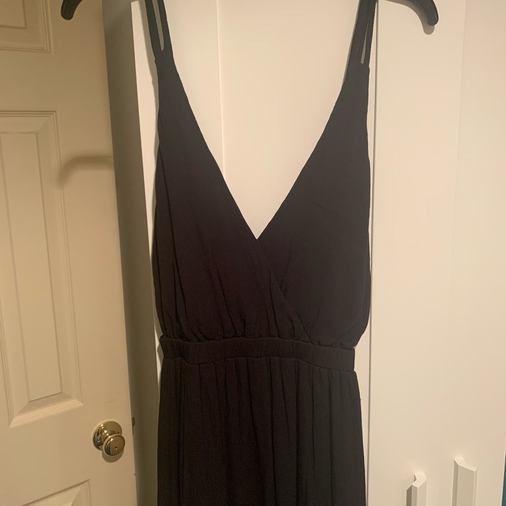 Lulu’s black sleeveless dress